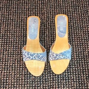 PELLEMODA wooden kitten heels